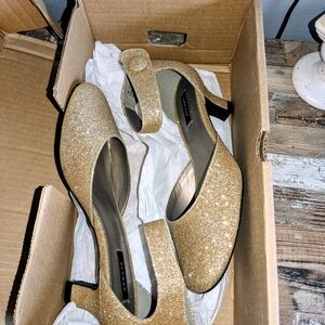 Array 7W Gold closed-toe, D'Orsay style shoes block heel adjustable ankle Strap